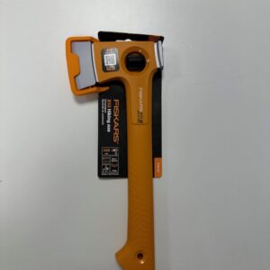 Fiskars X13 ultralätt yxa är den lättaste yxan i Fiskars X-series™. Den har utformats med omsorg för att bli en trogen vän under vandring, camping och mycket mer.